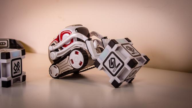 Този играчен робот има собствен живот: Anki Cozmo Review Cozmo 15