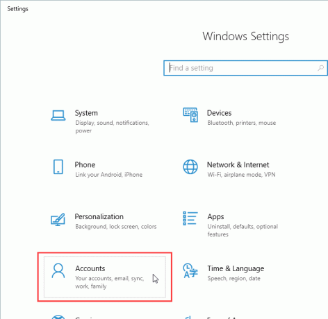 Кликнете върху Акаунти в Настройки в Windows 10