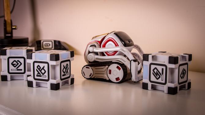 Този играчен робот има собствен живот: Anki Cozmo Review Cozmo 18