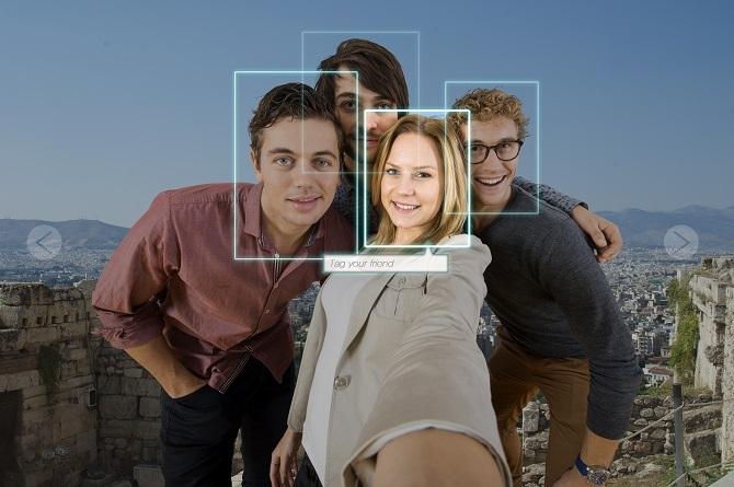 Снимка на четирима души с маркиране на разпознаването на лицето