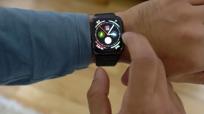 Apple Watch Series 4: Безспорният крал на Smartwatches предна употреба 670