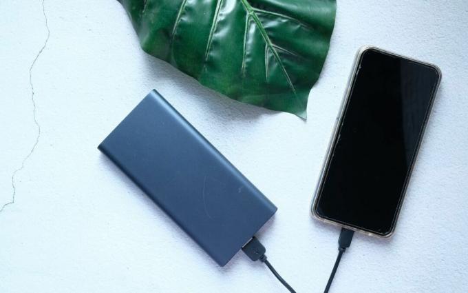 Power Bank за зареждане на мобилни устройства на маса