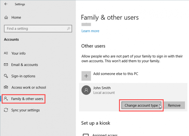 Щракнете върху Промяна на типа на акаунта под Други потребители в Настройки на Windows 10