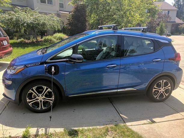 Chevy Bolt EV Hands-On: Очевидно електрическите автомобили не изсмукват болт EV8