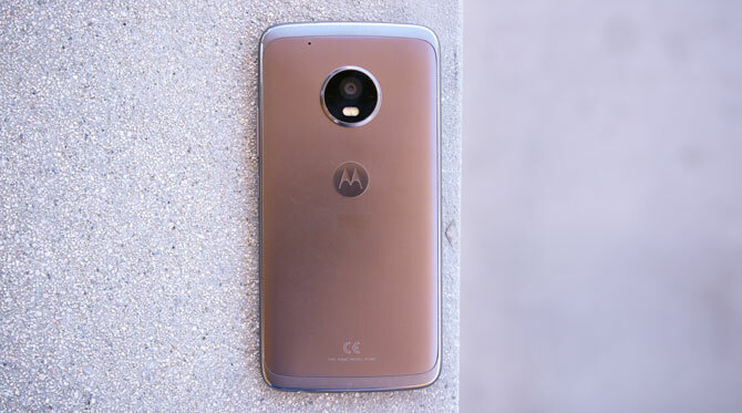 Преглед на Moto G5 Plus: Солиден телефон със среден клас moto 2