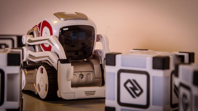 Този играчен робот има собствен живот: Anki Cozmo Review Cozmo 4