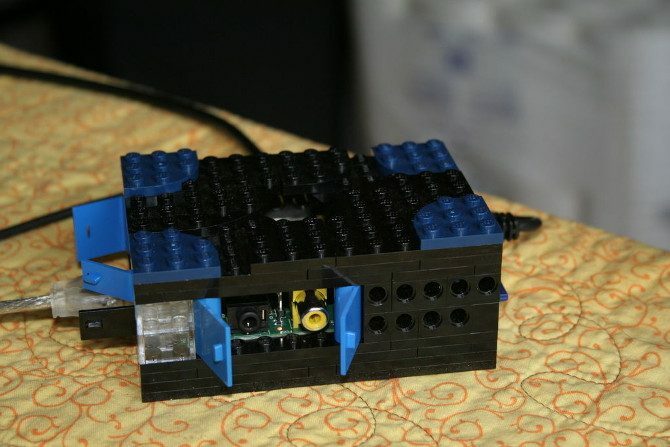 18 интересни идеи DIY Raspberry Pi Case идеи darrennie pi lego 670 670x447