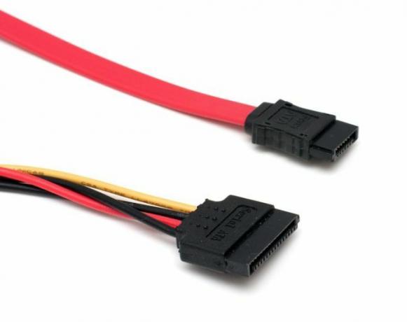 5 неща, които трябва да имате предвид, когато инсталирате кабел за захранване и данни за SATA твърд диск