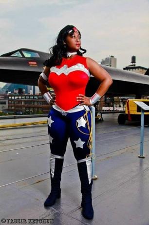 Cosplaying-Докато-Черно-Wonder Woman-