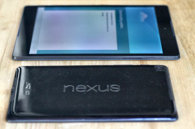 Nexus 7 един до друг