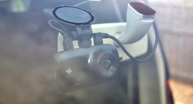 Z-EDGE Z3D Dashcam, монтиран на прозорец