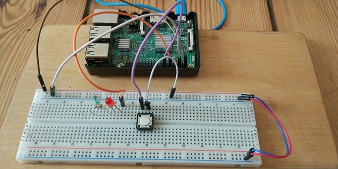 Raspberry Pi закачен за бутон и светодиод на дъска.