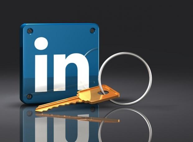 3D илюстрация на голям месингов ключ, разположен пред изправено синьо лого на LinkedIn с нитове