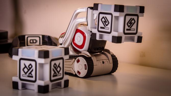 Този играчен робот има собствен живот: Anki Cozmo Review Cozmo 5