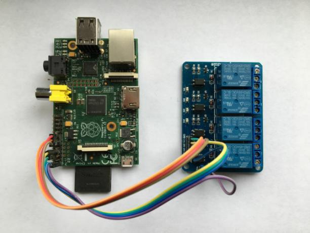 Raspberry Pi свързан към релейна платка