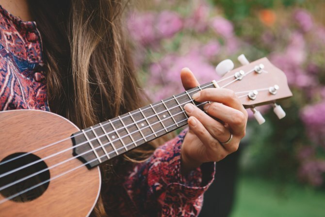 Жена, играеща Ukelele