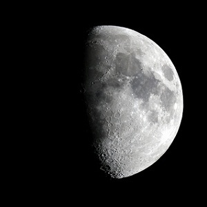 Научете за Нийл Армстронг и Аполон 11 Лунна кацане в мрежата силует на луната