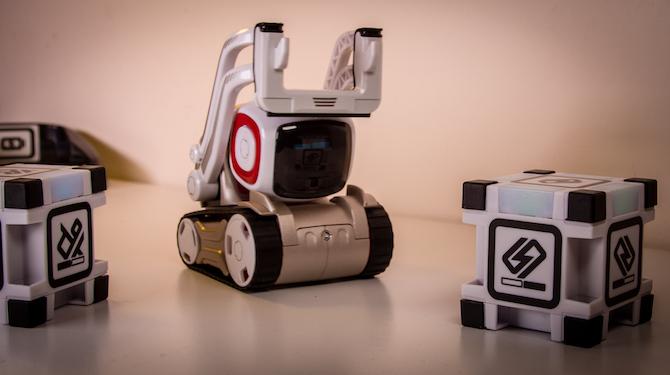 Този играчен робот има собствен живот: Anki Cozmo Review Cozmo 13