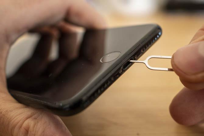 Почистване на порт за зареждане на iPhone със SIM ключ