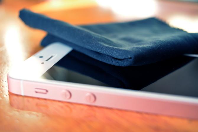 Не забравяйте да почистите внимателно дисплея на сензорен екран на телефона си с микрофибърна кърпа