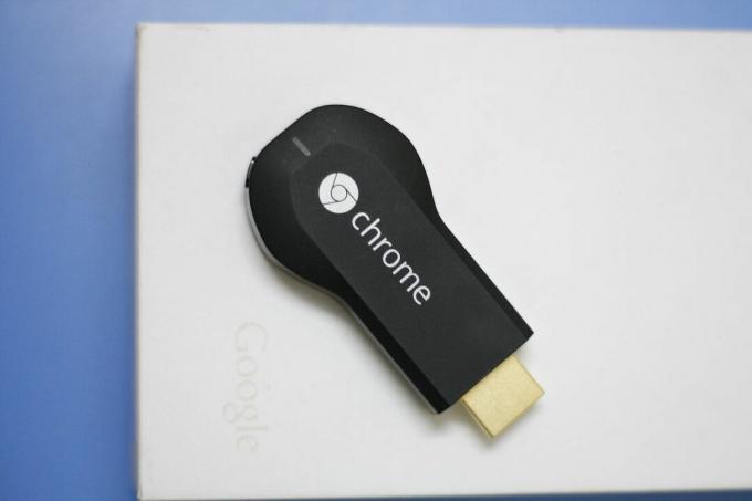 Google Chromecast Dongle на маса