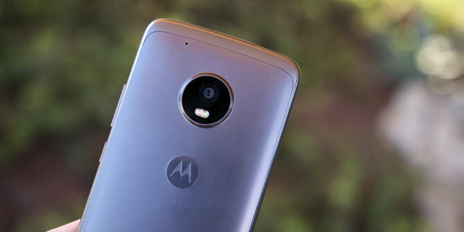 Преглед на Moto G5 Plus: Солиден телефон със среден клас moto 5